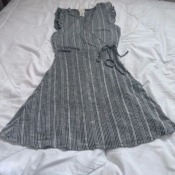 CAUTION TO THE WIND Dress with Ruffle Sleeves size Small - Picture 4 of 7